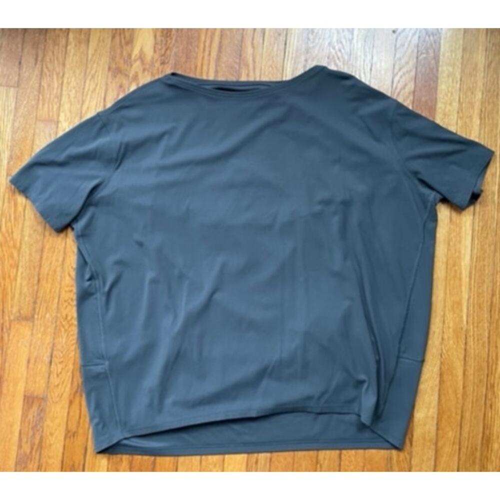 Lululemon Back in Action Short Sleeve *Nulu T-Shirt Size 8 Graphite Gray